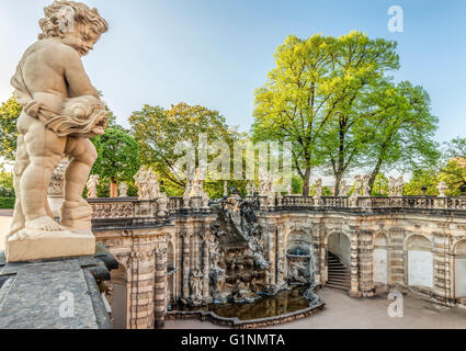 Baignoire (Nymphenbad) nymphe de fontaine à Dresde Zwinger avec vue sur la Grande Cascade, Dresde, Saxe, Allemagne Banque D'Images