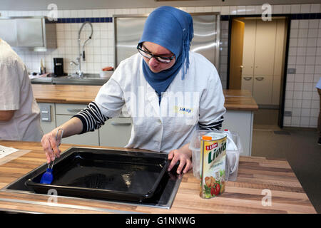 L'école internationale classe apprend comment cuisiner et cuire dans la formation cuisine. Banque D'Images