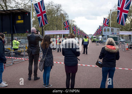 Photographier les gens les préparatifs à l'arrivée pour le Marathon de Londres 2016 Banque D'Images