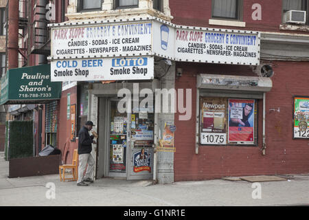 Petit marché type bodega sur un coin dans la zone Park Slope de Brooklyn, New York. Banque D'Images