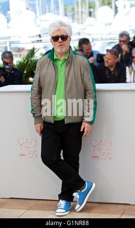 Cannes, France. 17 mai, 2016. Le réalisateur Pedro Almodovar pose lors d'un photocall pour le film "Julieta" en compétition au 69e Festival du Film de Cannes, France, le 17 mai 2016. Credit : Jin Yu/Xinhua/Alamy Live News Banque D'Images