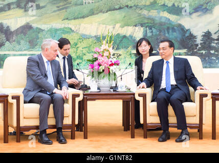 Beijing, Chine. 16 mai, 2016. Le Premier ministre chinois Li Keqiang(R) se réunit avec le Ministre français des Affaires étrangères, Jean-Marc Ayrault à Beijing, capitale de Chine, le 16 mai 2016. Credit : Xie Huanchi/Xinhua/Alamy Live News Banque D'Images