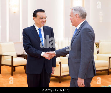 Beijing, Chine. 16 mai, 2016. Le Premier ministre chinois Li Keqiang(L) se réunit avec le Ministre français des Affaires étrangères, Jean-Marc Ayrault à Beijing, capitale de Chine, le 16 mai 2016. Credit : Xie Huanchi/Xinhua/Alamy Live News Banque D'Images