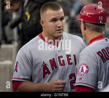 Los Angeles, Californie, États-Unis d'Amérique, USA. 16 mai, 2016. Mike Trout # 27 de la Los Angeles Angels of Anaheim pendant le match contre les Dodgers de Los Angeles au Dodger Stadium le 16 mai 2016 à Los Angeles, Californie.Arorizo ARORIZO © Armando ARMANDO/Prensa Internacional/ZUMA/Alamy Fil Live News Banque D'Images