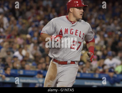 Los Angeles, Californie, États-Unis d'Amérique, USA. 16 mai, 2016. Mike Trout # 27 de la Los Angeles Angels of Anaheim pendant le match contre les Dodgers de Los Angeles au Dodger Stadium le 16 mai 2016 à Los Angeles, Californie.Arorizo ARORIZO © Armando ARMANDO/Prensa Internacional/ZUMA/Alamy Fil Live News Banque D'Images