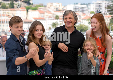 Cannes, France. 17 mai, 2016. (L-R) l'acteur australien Nicholas Hamilton, actrice américaine Samanta Isler, acteur américain Charlie Shotwell, acteur américain Viggo Mortensen, actrice américaine Shree Crooks et actrice américaine Annalise Basso poser pendant la photocall pour "capitaine" fantastique à la 69e assemblée annuelle du Festival du Film de Cannes, à Cannes, France, 17 mai 2016. Le film est présenté dans la section Un Certain Regard du Festival qui aura lieu du 11 au 22 mai. Photo : Hubert Boesl/DPA - PAS DE FIL - SERVICE/dpa/Alamy Live News Banque D'Images