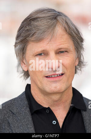 Cannes, France. 17 mai, 2016. L'acteur américain Viggo Mortensen pendant la pose pour une séance de "capitaine" fantastique à la 69e assemblée annuelle du Festival du Film de Cannes, à Cannes, France, 17 mai 2016. Le film est présenté dans la section Un Certain Regard du Festival qui aura lieu du 11 au 22 mai. Photo : Hubert Boesl/DPA - PAS DE FIL - SERVICE/dpa/Alamy Live News Banque D'Images