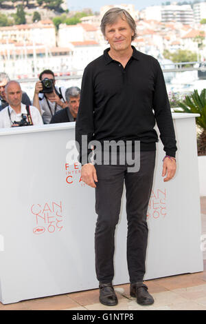 Cannes, France. 17 mai, 2016. L'acteur américain Viggo Mortensen pendant la pose pour une séance de "capitaine" fantastique à la 69e assemblée annuelle du Festival du Film de Cannes, à Cannes, France, 17 mai 2016. Le film est présenté dans la section Un Certain Regard du Festival qui aura lieu du 11 au 22 mai. Photo : Hubert Boesl/DPA - PAS DE FIL - SERVICE/dpa/Alamy Live News Banque D'Images