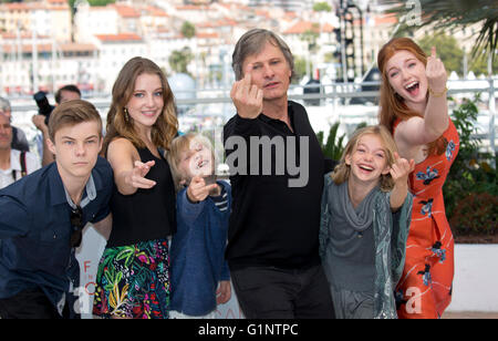 Cannes, France. 17 mai, 2016. (L-R) l'acteur australien Nicholas Hamilton, actrice américaine Samanta Isler, acteur américain Charlie Shotwell, acteur américain Viggo Mortensen, actrice américaine Shree Crooks et actrice américaine Annalise Basso poser pendant la photocall pour "capitaine" fantastique à la 69e assemblée annuelle du Festival du Film de Cannes, à Cannes, France, 17 mai 2016. Le film est présenté dans la section Un Certain Regard du Festival qui aura lieu du 11 au 22 mai. Photo : Hubert Boesl/DPA - PAS DE FIL - SERVICE/dpa/Alamy Live News Banque D'Images