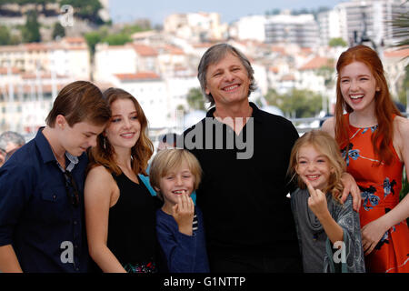 Cannes, France. 17 mai, 2016. (L-R) l'acteur australien Nicholas Hamilton, actrice américaine Samanta Isler, acteur américain Charlie Shotwell, acteur américain Viggo Mortensen, actrice américaine Shree Crooks et actrice américaine Annalise Basso poser pendant la photocall pour "capitaine" fantastique à la 69e assemblée annuelle du Festival du Film de Cannes, à Cannes, France, 17 mai 2016. Le film est présenté dans la section Un Certain Regard du Festival qui aura lieu du 11 au 22 mai. Photo : Hubert Boesl/DPA - PAS DE FIL - SERVICE/dpa/Alamy Live News Banque D'Images