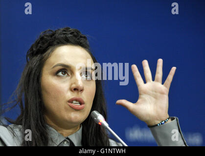 Kiev, Ukraine. 17 mai, 2016. Chanteur ukrainien Jamala réagit au cours d'une conférence de presse à Kiev, Ukraine, le 17 mai, 2016. Jamala a remporté le 61e Concours Eurovision de la chanson (ESC) pour la grande finale avec la chanson ''1944''' à Stockholm le 14 mai 2016. Crédit : Serg Glovny/ZUMA/Alamy Fil Live News Banque D'Images