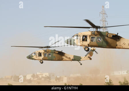 Royal Jordanian Forces armés de la Force de réaction rapide des hélicoptères Blackhawk UH60 effectuer une formation d'assaut aérien l'effort pendant l'effort hâte Lion le 16 mai 2016 près de Zarqa, en Jordanie. Banque D'Images