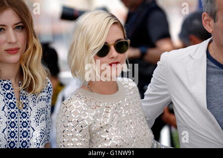 Cannes, France. 17 mai, 2016. L'actrice Kristen Stewart nous présente pendant une séance de photos pour le 'Personal Shopper' à la 69e assemblée annuelle du Festival du Film de Cannes, à Cannes, France, 17 mai 2016. Le film est présenté en compétition officielle du festival qui aura lieu du 11 au 22 mai. Photo : Hubert Boesl/dpa/Alamy Live News Banque D'Images