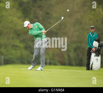 17.05.2016. Le K Club, Straffan, France. Dubai Duty Free Irish Open Golf Championship la pratique. Amateur irlandais John-Ross Galbraith prend son deuxième coup au 13e vert dans la pluie. Banque D'Images