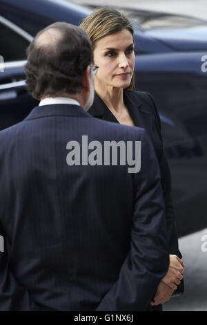 Madrid, Espagne. 17 mai, 2016. Reine Letizia d'Espagne a participé à la messe d'hommage religieux et commémoration des victimes des tremblements de terre en avril en Équateur à la Cathédrale de La Almudena, le 17 mai 2016 à Madrid Crédit : Jack Abuin/ZUMA/Alamy Fil Live News Banque D'Images