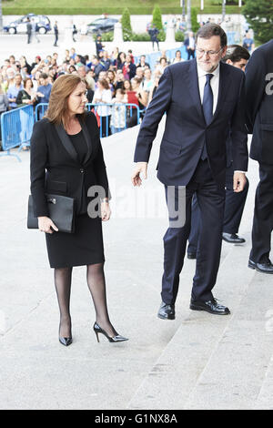 Madrid, Espagne. 17 mai, 2016. Mariano Rajoy, Elvira Fernandez assisté de masse religieux hommage et commémoration des victimes des tremblements de terre en avril en Équateur à la Cathédrale de La Almudena, le 17 mai 2016 à Madrid Crédit : Jack Abuin/ZUMA/Alamy Fil Live News Banque D'Images