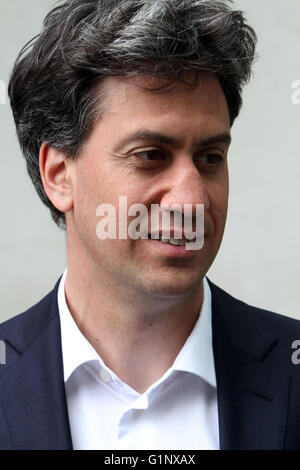 Londres, Royaume-Uni. 17 mai, 2016. Ed Miliband sporting quiff après diffusion de la bbc de Londres aujourd'hui Crédit : JACK LUDLAM/Alamy Live News Banque D'Images