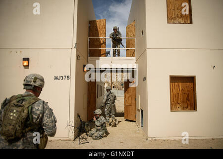 Fort Irwin, en Californie, USA. 6e août, 2015. Parachutistes du 2e Brigade Combat Team prendre le contrôle d'un bâtiment qui se préparent à recevoir les joueurs de rôle, jouant les parties de citoyens américains pris au piège, au cours de l'Opération Dragon lance, une entrée par la force armée et de l'exercice démontrant les capacités de la Force aérienne, le jeudi, Août 6, 2015 à l'armée américaine Centre national de formation à Fort Irwin, ca. Ont déclaré que le scénario de formation n'était pas fondée sur un ennemi potentiel, mais ils ont reconnu des similitudes avec l'intervention militaire russe en Ukraine orientale. ''In ma min Banque D'Images