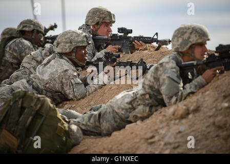 Fort Irwin, en Californie, USA. 6e août, 2015. Parachutistes de la 2e Brigade Combat Team, 82e Division aéroportée, garde l'aérodrome pendant l'Opération Dragon lance, une entrée par la force armée et de l'exercice démontrant les capacités de la Force aérienne, le jeudi, Août 6, 2015 à l'armée américaine Centre national de formation à Fort Irwin, ca. Ont déclaré que le scénario de formation n'était pas fondée sur un ennemi potentiel, mais ils ont reconnu des similitudes avec l'intervention militaire russe en Ukraine orientale. ''Dans mon esprit c'est aussi au sujet de la dissuasion, '' dit puis chef d'état-major des armées Raymon Banque D'Images