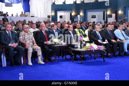 Le Caire, Égypte. 17 mai, 2016. Le président égyptien Abdel-Fattah al-Sisi (C, avant) assiste à l'inauguration d'une centrale à Assiut, Egypte, le 17 mai 2016. Le Président égyptien a déclaré mardi qu'il y a une chance" pour établir une paix véritable entre les parties palestinienne et israélienne s'ils peuvent répondre aux efforts de paix arabe et international, agence de presse officielle MENA signalés. © MENA/Xinhua/Alamy Live News Banque D'Images