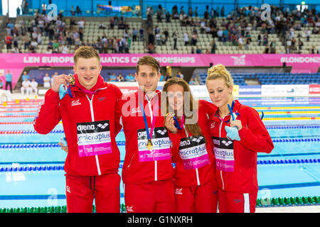 Londres, Royaume-Uni. 17 mai, 2016. Centre aquatique, London, UK, 17 mai 2016. L'équipe britannique de l'équipe de Chris Walker-Hebborn, Adam tourbé, Siobhan-Marie O'Connor et Fran Halsall gagner le 4x100m mixte relais quatre nages, et à montrer leurs médailles Crédit : Imageplotter News et Sports/Alamy Live News Banque D'Images