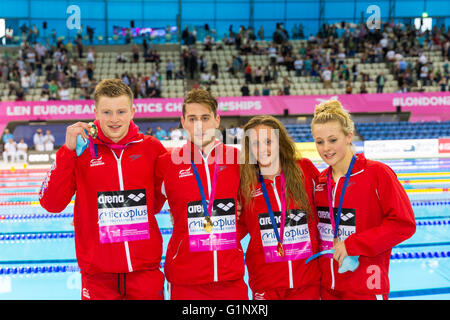 Londres, Royaume-Uni. 17 mai, 2016. Centre aquatique, London, UK, 17 mai 2016. L'équipe britannique de l'équipe de Chris Walker-Hebborn, Adam tourbé, Siobhan-Marie O'Connor et Fran Halsall gagner le 4x100m mixte relais quatre nages, et à montrer leurs médailles Crédit : Imageplotter News et Sports/Alamy Live News Banque D'Images