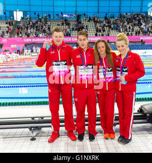 Londres, Royaume-Uni. 17 mai, 2016. Centre aquatique, London, UK, 17 mai 2016. L'équipe britannique de l'équipe de Chris Walker-Hebborn, Adam tourbé, Siobhan-Marie O'Connor et Fran Halsall gagner le 4x100m mixte relais quatre nages, et à montrer leurs médailles Crédit : Imageplotter News et Sports/Alamy Live News Banque D'Images