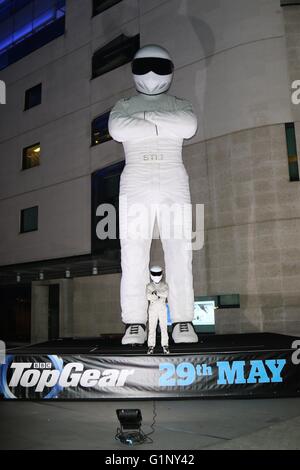 Londres, Royaume-Uni. 17 mai, 2016. Une immense maquette du Stig est érigée en dehors de la BBC à Londres pour lancer la nouvelle série de Top Gear. Crédit : David Johnson/Alamy Live News Banque D'Images