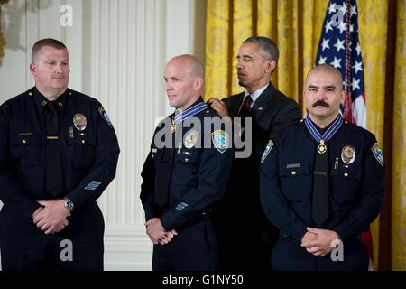 Washington DC, USA. 16 mai, 2016. Président américain Barack Obama awards la Médaille de bravoure à l'agent Jason Salas, Robert d'étincelles, et le Capitaine Raymond de l'Bottenfield Santa Monica College Ministère de la police au cours d'une cérémonie dans la East Room de la Maison Blanche le 16 mai 2016 à Washington, D.C. La Médaille de la vaillance militaire est décernée pour les agents de la sécurité publique qui ont fait preuve d'un courage exceptionnel, indépendamment de la sécurité personnelle, dans la tentative de sauver ou protéger d'autres personnes du danger. Credit : Planetpix/Alamy Live News Banque D'Images