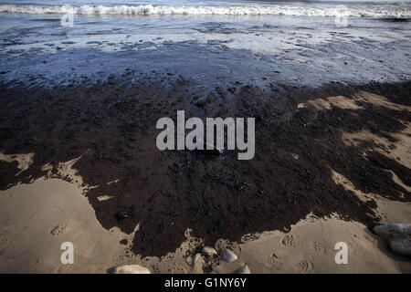 Un grand jury a inculpé d'un oléoduc, des plaines de l'entreprise American Pipeline, sur toutes les accusations criminelles liées à une marée noire l'année dernière à Santa Barbara. 17 mai, 2016. Sur la photo : 19 mai 2015 - Goleta, Californie, États-Unis - l'huile est vu portant sur le rivage après un déversement de pétrole s'est produit près de Refugio State Beach situé au nord de Santa Barbara le mardi après-midi. Environ 21 000 gallons de pétrole brut déversées dans l'océan de la casse d'un pipeline. © Troy Harvey/ZUMA/ZUMAPRESS.com/Alamy fil Live News Banque D'Images