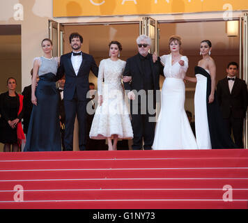 Cannes, France. 17 mai, 2016. La distribution à la projection de gala pour le film Julieta à la 69ème Festival du Film de Cannes, mardi 17 mai 2016, Cannes, France. Credit : Doreen Kennedy/Alamy Live News Banque D'Images