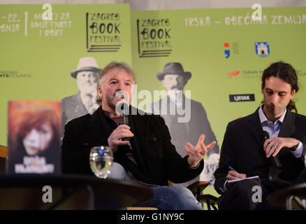 Zagreb, Croatie. 17 mai, 2016. Auteur irlandais John Connolly (L) assiste à la soirée littéraire pendant le Festival du livre de Zagreb à Zagreb, capitale de la Croatie, le 17 mai 2016. Quelque 80 auteurs croates et internationaux rejoint Zagreb fête du livre. © Lisanin Miso/Xinhua/Alamy Live News Banque D'Images