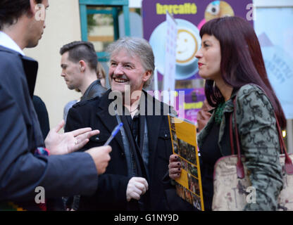 Zagreb, Croatie. 17 mai, 2016. Auteur irlandais John Connolly (C) assiste à la soirée littéraire pendant le Festival du livre de Zagreb à Zagreb, capitale de la Croatie, le 17 mai 2016. Quelque 80 auteurs croates et internationaux rejoint Zagreb fête du livre. © Lisanin Miso/Xinhua/Alamy Live News Banque D'Images