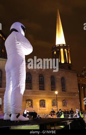 Londres, Royaume-Uni. 17 mai, 2016. Une immense maquette du Stig est érigée en dehors de la BBC à Londres pour lancer la nouvelle série de Top Gear. Crédit : David Johnson/Alamy Live News Banque D'Images