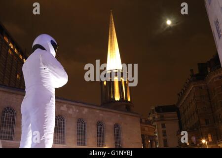 Londres, Royaume-Uni. 17 mai, 2016. Une immense maquette du Stig est érigée en dehors de la BBC à Londres pour lancer la nouvelle série de Top Gear. Crédit : David Johnson/Alamy Live News Banque D'Images