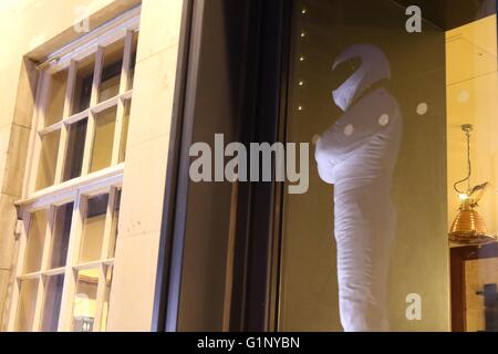 Londres, Royaume-Uni. 17 mai, 2016. Une immense maquette du Stig est érigée en dehors de la BBC à Londres pour lancer la nouvelle série de Top Gear. Crédit : David Johnson/Alamy Live News Banque D'Images