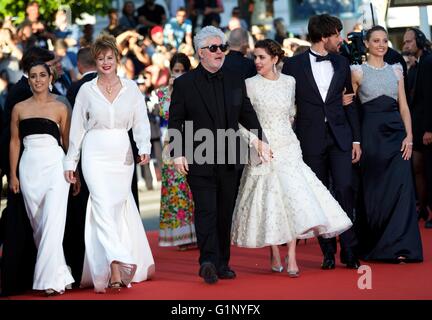 Cannes, France. 17 mai, 2016. Le réalisateur Pedro Almodovar (3L), les acteurs de l'Inma Cuesta (1re L), Emma Suarez(2L), Adriana Ugarte (3R), Daniel Grao (2e R) et Michelle Jenner (1e R) poser sur le tapis rouge à leur arrivée pour la projection du film "Julieta" en compétition au 69e Festival du Film de Cannes, France, le 17 mai 2016. © Jin Yu/Xinhua/Alamy Live News Banque D'Images