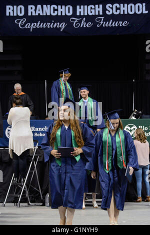 Rio Rancho, NM, États-Unis d'Amérique. 17 mai, 2016. Les aînés quittent la scène après avoir reçu leurs diplômes au Rio Rancho High School graduation mardi matin au Santa Ana Star Centre. Mardi, 16 mai 2016. © Jim Thompson/Albuquerque Journal/ZUMA/Alamy Fil Live News Banque D'Images