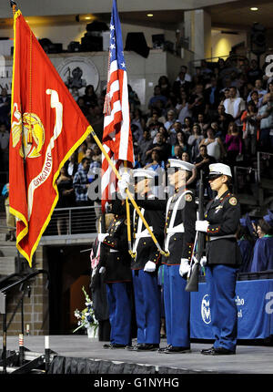 Rio Rancho, NM, États-Unis d'Amérique. 17 mai, 2016. Les membres du Rio Rancho High School USMC JROTC Color Guard présente les couleurs pour les aînés diplômés mardi matin au Santa Ana Star Centre. Mardi, 16 mai 2016. © Jim Thompson/Albuquerque Journal/ZUMA/Alamy Fil Live News Banque D'Images