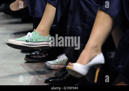 Rio Rancho, NM, États-Unis d'Amérique. 17 mai, 2016. Des chaussures confortables sont un must pour un senior à la Rio Rancho High School graduation mardi matin au Santa Ana Star Centre. Mardi, 16 mai 2016. © Jim Thompson/Albuquerque Journal/ZUMA/Alamy Fil Live News Banque D'Images