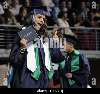 Rio Rancho, NM, États-Unis d'Amérique. 17 mai, 2016. Un inconnu happy donne un coup de pouce à la foule après avoir reçu son diplôme à l'Rio Rancho High School graduation mardi matin au Santa Ana Star Centre. Mardi, 16 mai 2016. © Jim Thompson/Albuquerque Journal/ZUMA/Alamy Fil Live News Banque D'Images