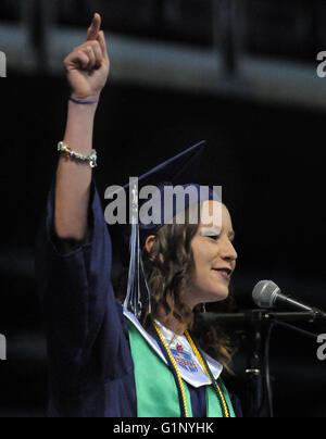 Rio Rancho, NM, États-Unis d'Amérique. 17 mai, 2016. La classe de 2016 président Jordan Montoya donne son premier discours à la Rio Rancho High School graduation mardi matin au Santa Ana Star Centre. Mardi, 16 mai 2016. © Jim Thompson/Albuquerque Journal/ZUMA/Alamy Fil Live News Banque D'Images