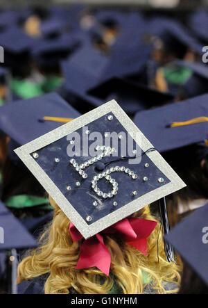 Rio Rancho, NM, États-Unis d'Amérique. 17 mai, 2016. Rio Rancho hauts Dulcy Scott a ajouté un peu de bling à la cérémonie de remise des diplômes mardi matin au Santa Ana Star Centre. Mardi, 16 mai 2016. © Jim Thompson/Albuquerque Journal/ZUMA/Alamy Fil Live News Banque D'Images