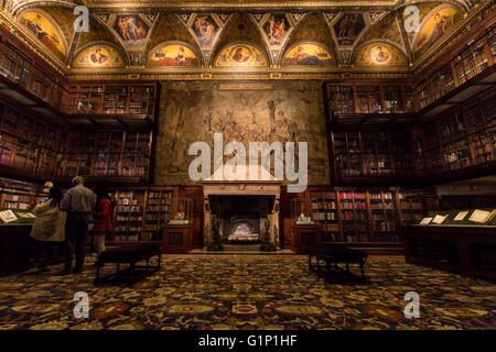 (160518) -- NEW YORK, 18 mai 2016 (Xinhua) -- Photo prise le 17 mai 2016 montre la bibliothèque d'origine de la Morgan Library and Museum à New York, aux États-Unis. La Morgan Library & Museum, anciennement la Pierpont Morgan Library, est un musée et bibliothèque de recherche situé sur Madison Avenue, 225 East 36th Street, dans le quartier de Murray Hill à Manhattan, New York. Elle a été fondée pour abriter la bibliothèque privée de J. P. Morgan en 1906, qui comprenait des manuscrits et livres imprimés, certains d'entre eux dans de rares liaisons, ainsi que sa collection de gravures et dessins. La bibliothèque a été conçu b Banque D'Images