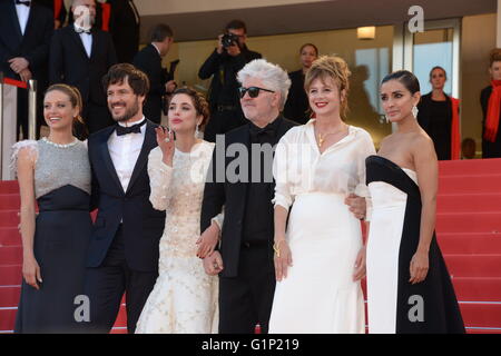 Cannes, France. 17 mai, 2016. CANNES, FRANCE - 17 MAI : (L) R - Inma Cuesta actrices, Emma Suarez, Directeur Pedro Almodova, comédienne Adriana Ugarte, le comédien Daniel Grao et l'actrice Michelle Jenner assister à la 'Julieta' premiere lors de la 69 e assemblée annuelle du Festival du Film de Cannes au Palais des Festivals le 17 mai 2016 à Cannes, France. Credit : Frederick Injimbert/ZUMA/Alamy Fil Live News Banque D'Images