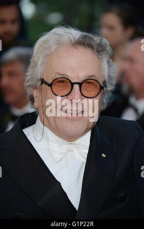 Cannes, France. 17 mai, 2016. CANNES, FRANCE - 17 MAI : George Miller assiste à la projection de "Julieta" à l'assemblée annuelle 69e Festival du Film de Cannes au Palais des Festivals le 17 mai 2016 à Cannes, France. Credit : Frederick Injimbert/ZUMA/Alamy Fil Live News Banque D'Images