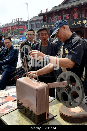 (160518) -- la ville de Kaifeng, 18 mai 2016 (Xinhua) -- un membre du personnel de l'Lansheng Film Art Museum montre un vieux projecteur de cinéma au cours d'une manifestation pour marquer la Journée internationale des musées à Kaifeng, province du Henan en Chine centrale, le 18 mai 2016. (Xinhua/Li Un) (WX) Banque D'Images