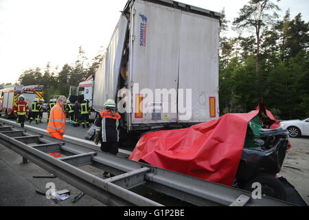 Une voiture est couverte d'une bâche après un accident sur l'autoroute A6 près de Nuremberg, Allemagne, 17 mai 2016. Dans l'accident survenu mardi au moins quatre personnes ont été tuées. Photo : Daniel Karmann/dpa Banque D'Images