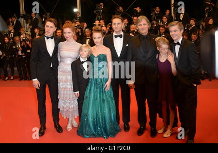 Cannes, France. 17 mai, 2016. CANNES, FRANCE - 17 MAI : (R-L) le casting du film 'Le capitaine' fantastique acteur George MacKay, l'actrice Annalise Basso, directeur Matt Rossand, l'acteur Viggo Mortensen, l'actrice Samantha Isler et acteur Nicholas Hamilton participe à la 'Personal Shopper' premiere lors de la 69 e assemblée annuelle du Festival du Film de Cannes au Palais des Festivals le 17 mai 2016 à Cannes, France. Credit : Frederick Injimbert/ZUMA/Alamy Fil Live News Banque D'Images