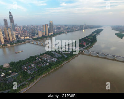 (160518) -- CHANGSHA, 18 mai 2016 (Xinhua) -- Une photo aérienne prise le 17 mai 2016 montre l'Île Juzizhou (Orange) pont à Changsha, capitale de la province du Hunan en Chine centrale. L'Islet Juzizhou est un endroit pittoresque de Changsha. (Xinhua/Long Hongtao) (lfj) Banque D'Images